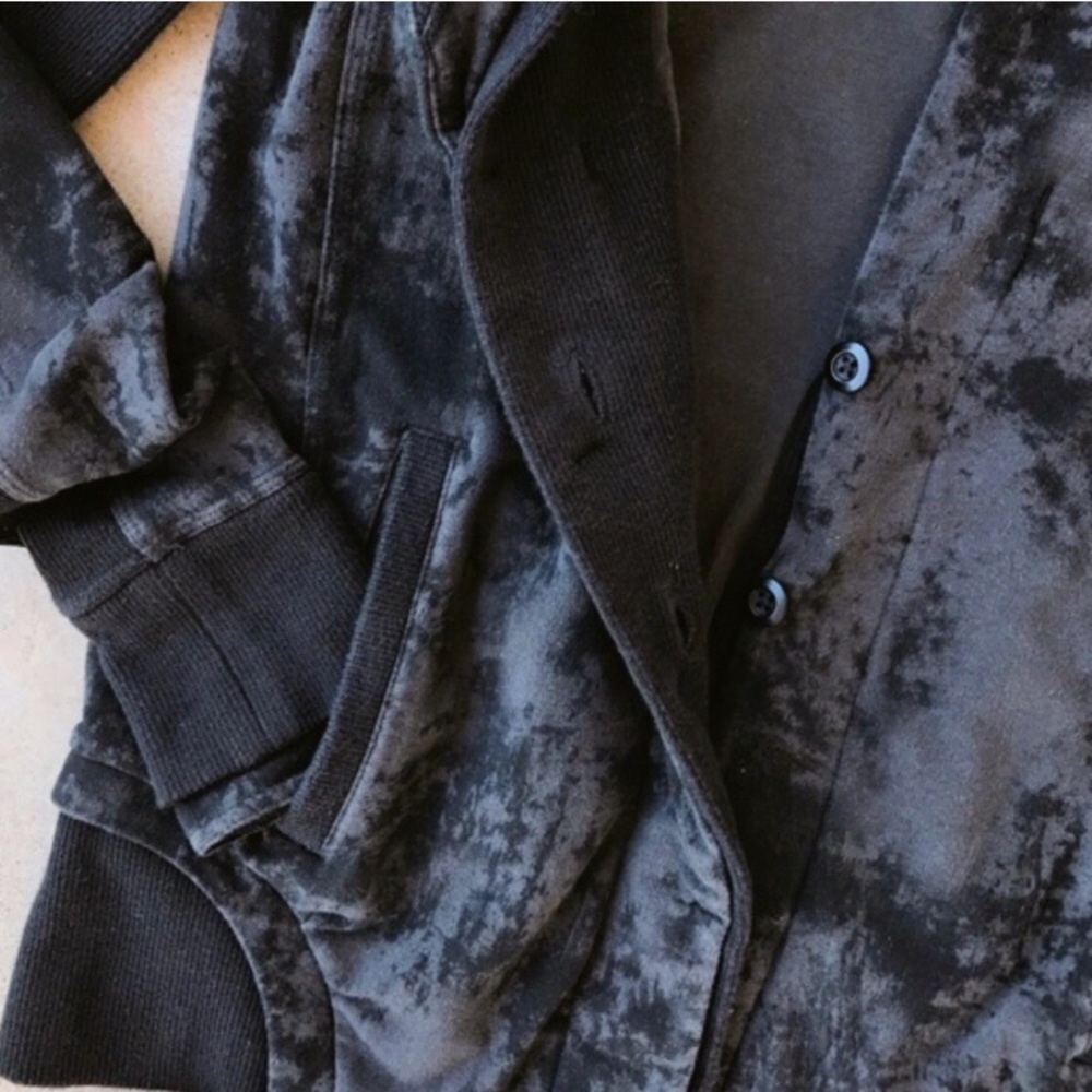 Lululemon black marble jacket with thumb holes